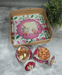 Bandeja Ovalada Metálica Artesanal Pichwai Cuadrada con Tarro a Juego |   Regalo de Boda Festivo Indio |   Set de Regalo de Lujo para la Inauguración de una Casa - Product Image 2