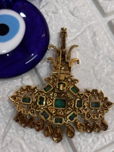 Broche Kalangi plaquée or avec pierre doublette verte et pierre doublette rouge pour bijoux de marié, cadeau de broche Kalangi pour mari. - Product Image 3