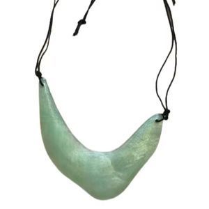 NUEVO Collar de resina con colgante de forma vintage, accesorio para mujer - Product Image 1