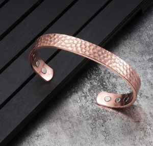 Bracelet minimaliste en cuivre massif gravé avec inscription pour père, bijou en métal tendance au design exquis - Product Image 4
