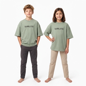 T-shirt unisexe pour enfants, personnalisé avec logo brodé, 100 % coton jersey, manches courtes, coupe décontractée, épaules tombantes - Product Image 3