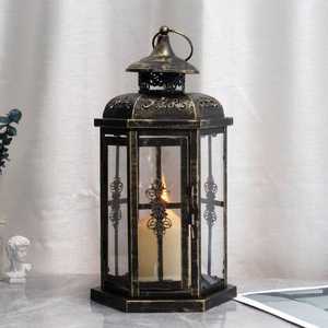 Farol de hierro dorado antiguo con soporte para velas, jaula de cristal colgante con parte superior enrollada para decoración del hogar - Product Image 3