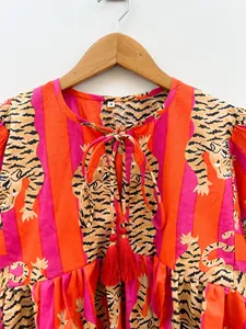 Vestido Mini Casual de Verano de Algodón de Lujo con Estampado de Tigre Hecho a Mano, Manga Abullonada, Corte Holgado y Cuello Atado - Product Image 5