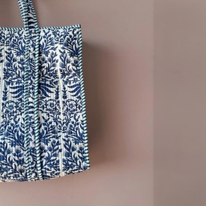 Bolso Tote Acolchado de Algodón con Estampado Floral Indio en Azul y Blanco, Bolso de Hombro para Mujer, Venta al Por Mayor - Product Image 5