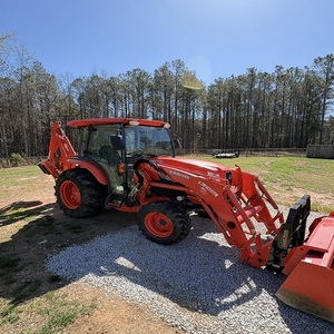 Tracteur agricole Kubota L6060 fiable, design compact et durable, moteur diesel robuste, efficace pour l'agriculture et l'aménagement paysager. - Product Image 6