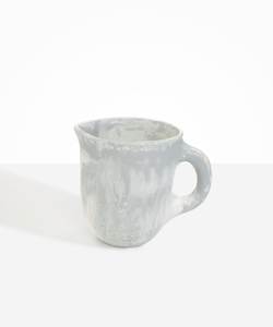 Carafe à eau décorative en résine au design contemporain, pichet de service haut de gamme pour table à manger et décoration intérieure - Product Image 1