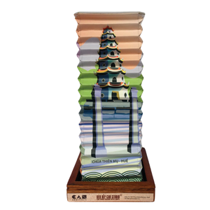 Las linternas plegables vietnamitas tradicionales son decoraciones bellamente hechas a mano perfectas para las vacaciones. - Product Image 1