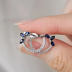 Pendientes de Aro Florales Plateados con Zafiro Azul y Detalles de Diamantes, Diseño de Media Luna en Metal Blanco - Product Image 3