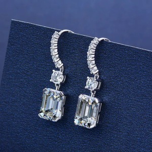 Boucles d'oreilles pendantes en argent sterling plaqué or blanc avec moissanite taille émeraude 925, diamant simulé certifié IGI et clarté VVS - Product Image 2