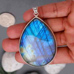 Colgante de labradorita en forma de pera hecho a mano, bisel de plata de ley 925, joyería con piedras preciosas, regalo elegante para mujeres, diseño único. - Product Image 6