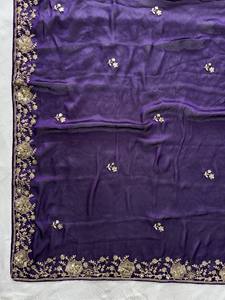 Sari de seda pura con hermoso bordado floral en toda la prenda, perfecto para cualquier evento festivo. - Product Image 4