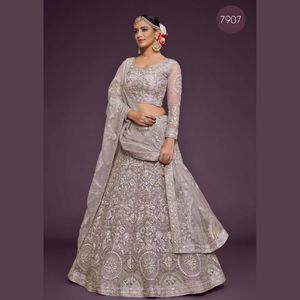 Ensemble Lehenga Choli semi-cousu en tissu filet doux de qualité supérieure avec broderie lourde en Zari, Badla, fils et Dori pailleté |   Lehenga coupe A - Product Image 1