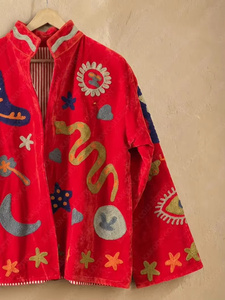 Veste bomber en velours floral faite à la main Suzani |   Vêtements bohèmes pour femmes, automne/hiver, réversibles, vintage, brodés à la main, en coton, en stock - Product Image 3