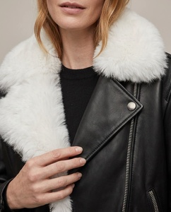 Chaqueta de cuero negra para mujer con cuello de piel sintética y cierre de cremallera - Product Image 2