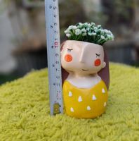 Pot Bunga Resin Ramah Lingkungan untuk Meja Dalam Ruangan dengan Lapisan Mengkilap Desain Model Gadis Gaya Modern Pola Tidak Beraturan