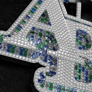 Colgante de Plata 925 con Doble Letra, Adornado con Piedras Azules y Verdes en Corte Baguette y Diamantes Pavé, Joyería Hip Hop - Product Image 5