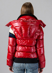 Chaqueta de invierno acolchada personalizada para mujer, ropa informal premium para exteriores, a prueba de viento, con cierre de cremallera y bolsillos laterales. - Product Image 3