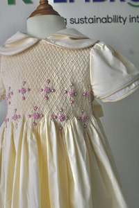 Vestido de Satén Crema con Bordado Floral y Mangas Abullonadas para Niñas, Cuello Peter Pan, Venta al por Mayor de Boutique Infantil - Product Image 4