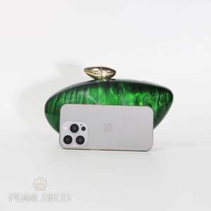 Bolso de mano de resina verde esmeralda: Elegante bolso de noche con efecto marmoleado - Product Image 4