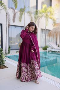 Nuevo y Exclusivo Vestido Anarkali Rangoli con Lentejuelas y Bordados Múltiples, con Dupatta de Trabajo Elaborado - Product Image 3