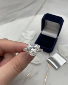 Anillo de compromiso de oro blanco de 14 quilates con diamante cultivado en laboratorio de 1.50 quilates, corte corazón, color E-F, con tres piedras y anillo de boda con piedras baguette laterales. - Product Image 5
