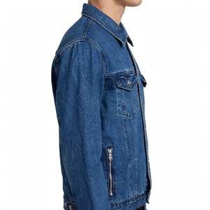 เสื้อแจ็คเก็ตยีนส์สีน้ำเงินฟอกทรงทรัคเกอร์สำหรับผู้ชาย ไซส์กลาง ปกแหลม มีกระเป๋าแบบฝาปิดสองช่องด้านหน้า ติดกระดุมด้านหน้า แขนยาว สีน้ำเงิน - Product Image 2