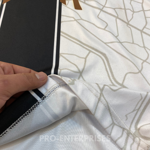 T-shirt homme de haute qualité, 100% coton, poids lourd, coupe oversize, col montant imprimé, style boxy. - Product Image 2