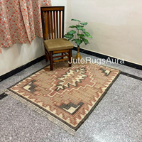 Handgefertigter Jute-Kelim-Teppich mit Tribal-Geometriemuster, Naturfaser, Niedrigflorig, Dünner Teppich mit Fransen