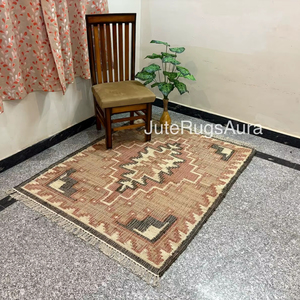 Alfombra Kilim de Yute Hecha a Mano con Patrón Geométrico Tribal, Alfombra de Fibra Natural con Flecos - Product Image 2