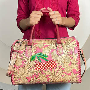 Sacs de voyage rustiques en cuir rose véritable, faits à la main, avec motif floral sculpté, élégants, à motif cerise, unisexes, sacs de voyage rapides - Product Image 2