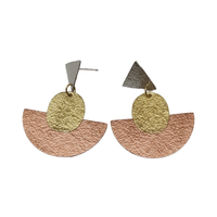 Boucles d'oreilles artisanales en cuivre et en laiton |   Boucles d'oreilles pendantes géométriques en métaux mixtes |   Bijoux fantaisie texturés en forme de demi-lune