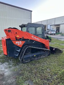 Compre la máquina desbrozadora de alto rendimiento Kubota SVL97-2, una cargadora compacta sobre orugas con accesorio hidráulico para corte forestal. - Product Image 1