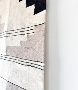 Tapiz de macramé hecho a mano estilo antiguo en blanco y negro, ideal para dormitorio, sala de estar y decoración interior clásica. - Product Image 3