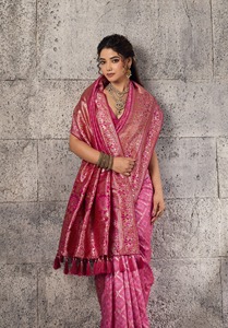 Hermoso Sari de Seda Banarasi de Diseño con Blusa de Seda Tejida, Sari de Seda Suave para Bodas y Fiestas - Product Image 4