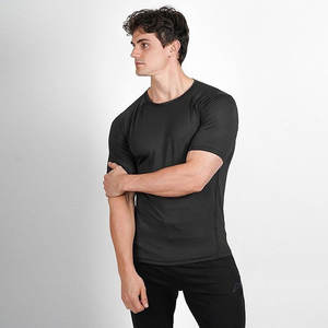 T-shirt sportif pour homme, design décontracté et moderne, couleurs unies, coton de haute qualité, fabriqué au Pakistan - Product Image 1