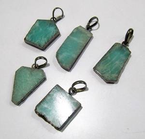 Ensemble de 2 pendentifs en Amazonite naturelle, forme libre, avec bord électroplaqué noir, boucle simple, 1 pouce - Product Image 5