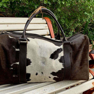Bolsa de Viaje de Cuero Vacuno con Cierre de Cremallera, Bolsa de Fin de Semana Resistente, Diseño Estampado en Marrón y Blanco - Product Image 4