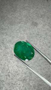 Émeraude naturelle zambienne de 5,26 carats, taille ovale, pierre précieuse verte certifiée GIA pour bijoux fins - Product Image 2