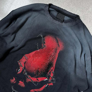 Camiseta de hombre extragrande de doble capa, negra con estampado rojo, cuello redondo, manga raglán, estilo urbano, de algodón tejido. - Product Image 6