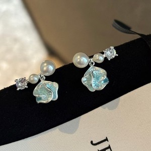 Nouvelles boucles d'oreilles pendantes de luxe 2025 en perles de camélia émaillées et zircon pour femmes, boucles d'oreilles exquises au design unique - Product Image 5