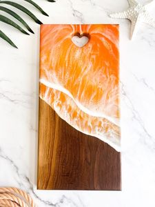 Tabla de quesos y embutidos de madera natural con resina epoxi, bandeja de servir con asa - Product Image 3