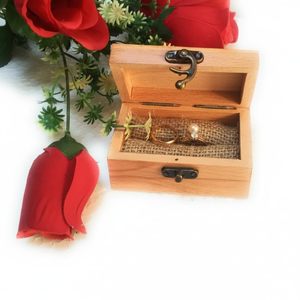 Caja de Anillos de Madera Rústica para Boda, Soporte para Anillos de Compromiso y Aniversario, Estuche de Almacenamiento de Anillos Grabado para San Valentín con Cierre Metálico - Product Image 2