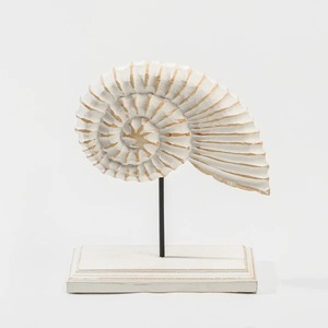Escultura decorativa de concha de Nautilus sobre soporte, ideal para decoración del hogar, mesa de la sala de estar y exhibición con temática costera, procedente de la India. - Product Image 1