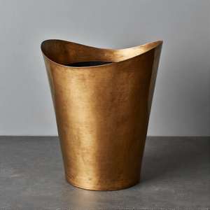 La durabilidad, seguridad y sostenibilidad de un contenedor de basura metálico de mediados de siglo, estilo años 80, lo convierten en una opción excepcional. - Product Image 4