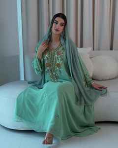 Ensemble de luxe 2 pièces pour femmes musulmanes, modeste, simple, en mousseline unie, orné de perles, col en V, soutien-gorge intégré, longueur ras du sol, coupe trapèze, pour soirée - Product Image 2