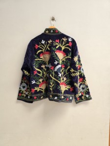 เสื้อแจ็คเก็ตกำมะหยี่สีครามพรีเมียมสำหรับผู้หญิง ปักลายดอกไม้แบบหนาแน่น สไตล์โบฮีเมียน เสื้อโค้ทดีไซน์เนอร์แบบชาติพันธุ์ ขายส่งเสื้อคลุม - Product Image 2