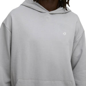 Sweat à capuche minimaliste avec logo sur la poitrine, en molleton de coton, coupe décontractée, style streetwear, fabrication OEM, vente en gros, gris clair - Product Image 3