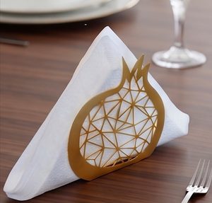 Anneau de serviette en métal doré en forme de grenade avec motif géométrique, support moderne pour la décoration de table, articles de cuisine et usage hôtelier - Product Image 1