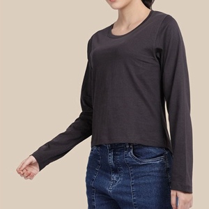 T-shirt à col roulé à manches longues pour femme, en jersey respirant et écologique, vêtements de sport pour femmes pour les activités de plein air - Product Image 1