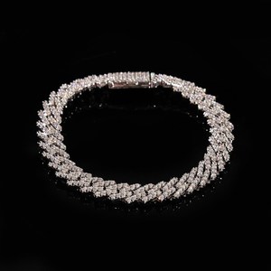 Pulsera de Lujo para Mujer de Plata 925 con Moissanita, Eslabones Cubanos, Corte Brillante Redondo, Engaste Pavé, Ideal para Fiestas - Product Image 1